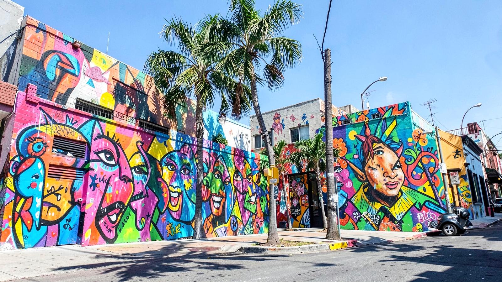Murales de arte urbano de colores vivos en el barrio de Wynwood, Miami