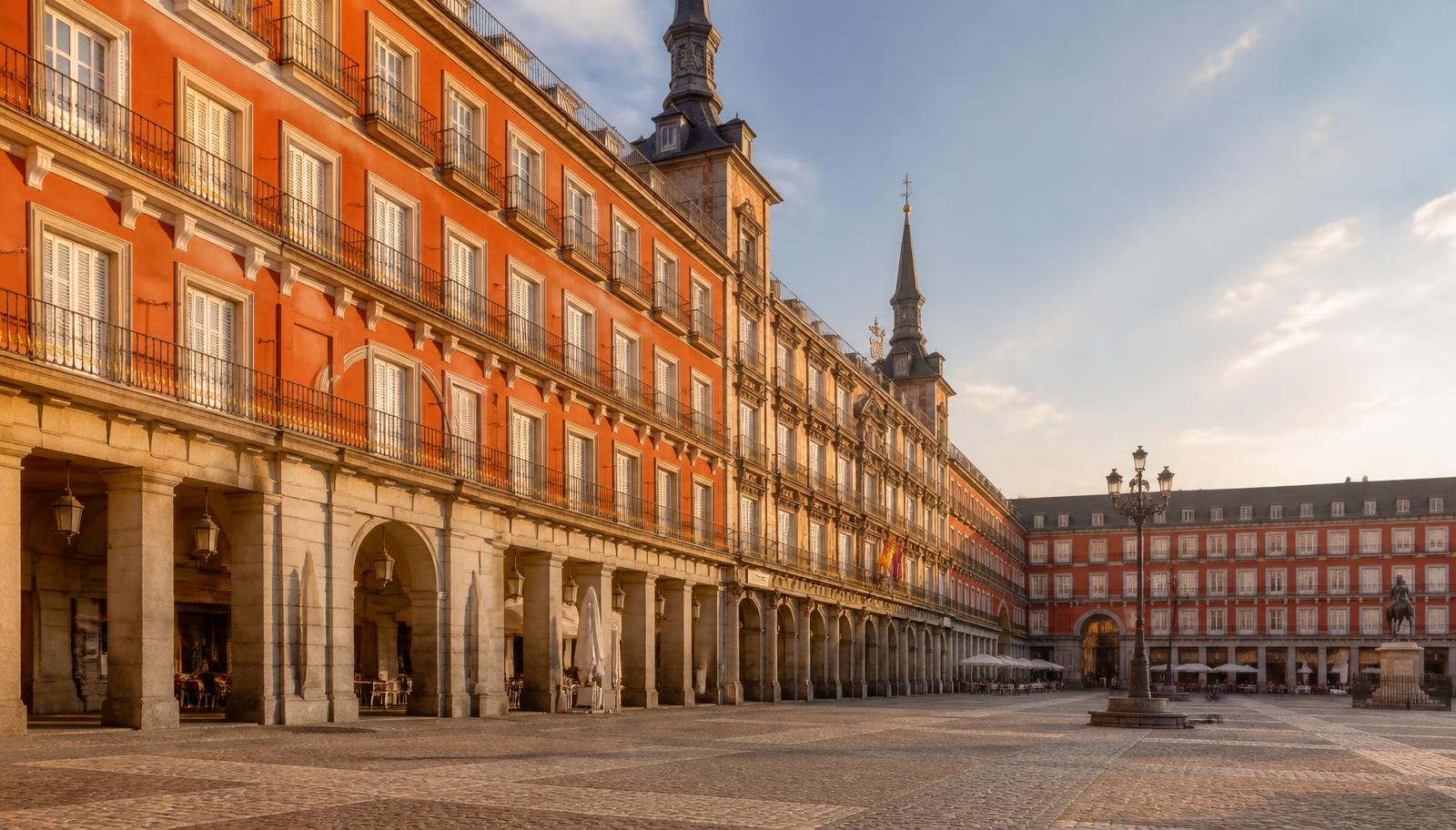 Plaza Mayor de Madrid con sus soportales y fachadas rojizas al atardecer